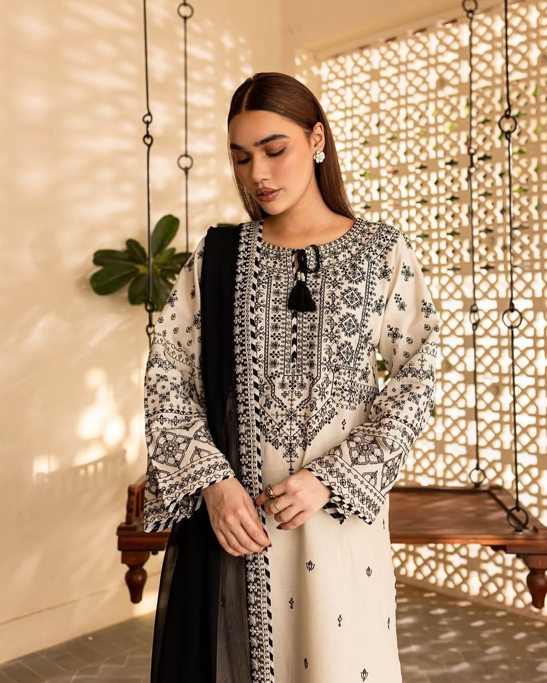 Arfa 3PC - Lawn Embroidered